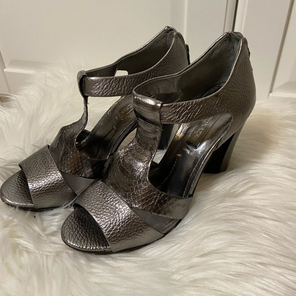 BCBGMaxAzria heels. - Picture 1 of 5